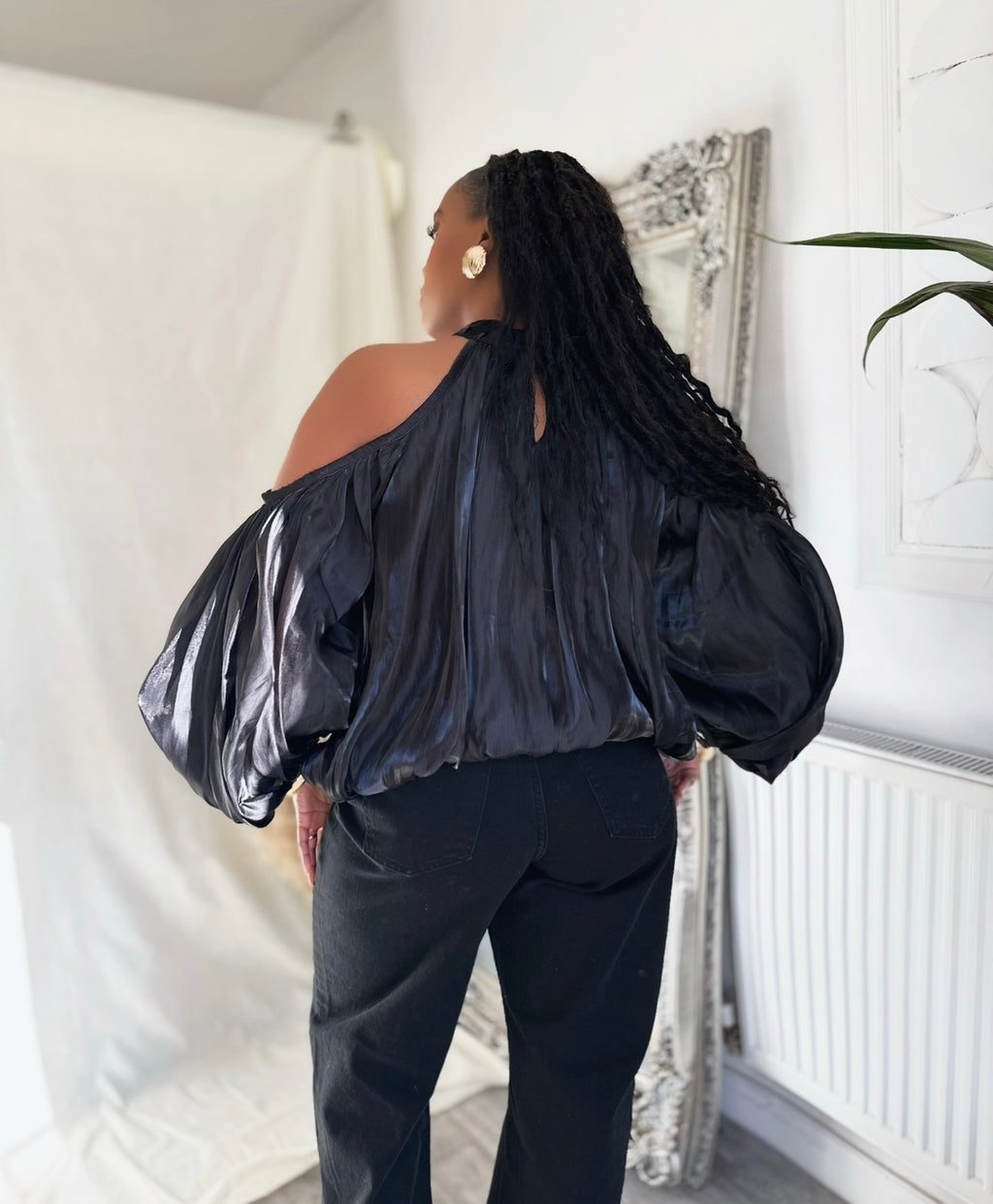 An Open Shoulders Blouse With Neck Scarf