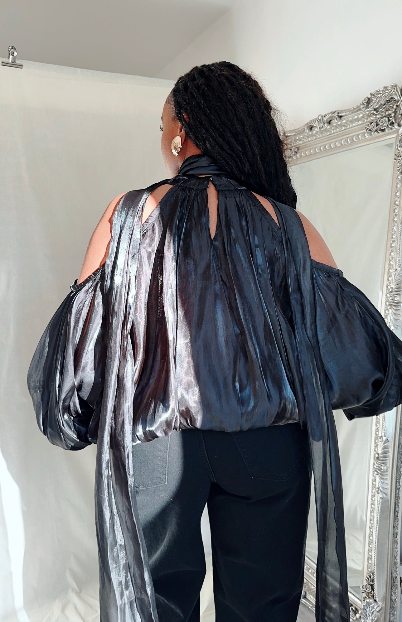 An Open Shoulders Blouse With Neck Scarf